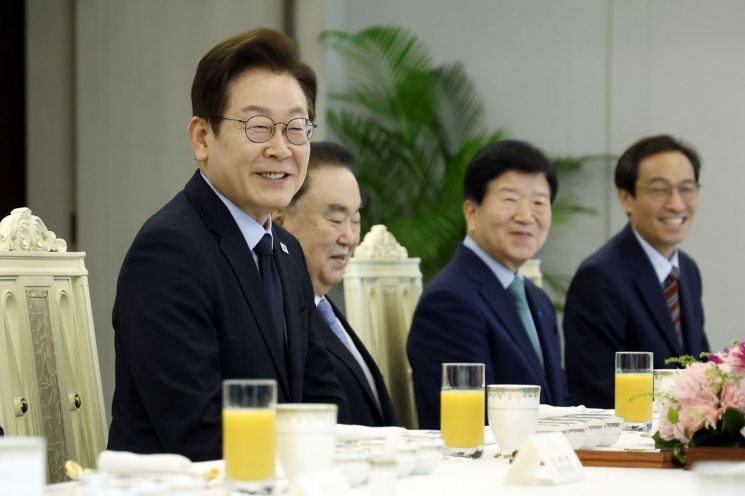 野 발목에 李대통령 "자사주 소각 입법 빨리"