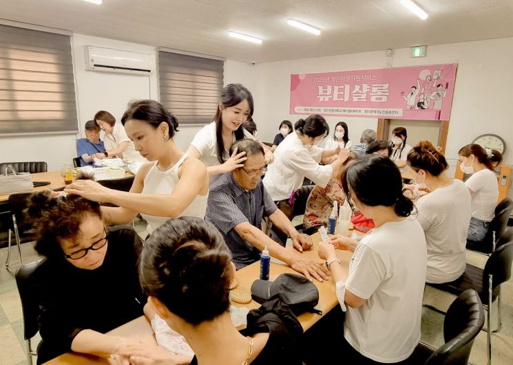 영진전문대 메디컬K뷰티과 12학년 재학생들이 어르신들을 대상으로 두피관리 봉사활동을 펼치고 있다.