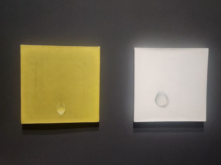 최초의 물방울 작품이라고 알려진 1972년 작보다 1년 빠른 1971년 제작된 'Waterdrops'(사진 왼쪽). 이번 전시에서 처음 공개됐다. 서믿음 기자