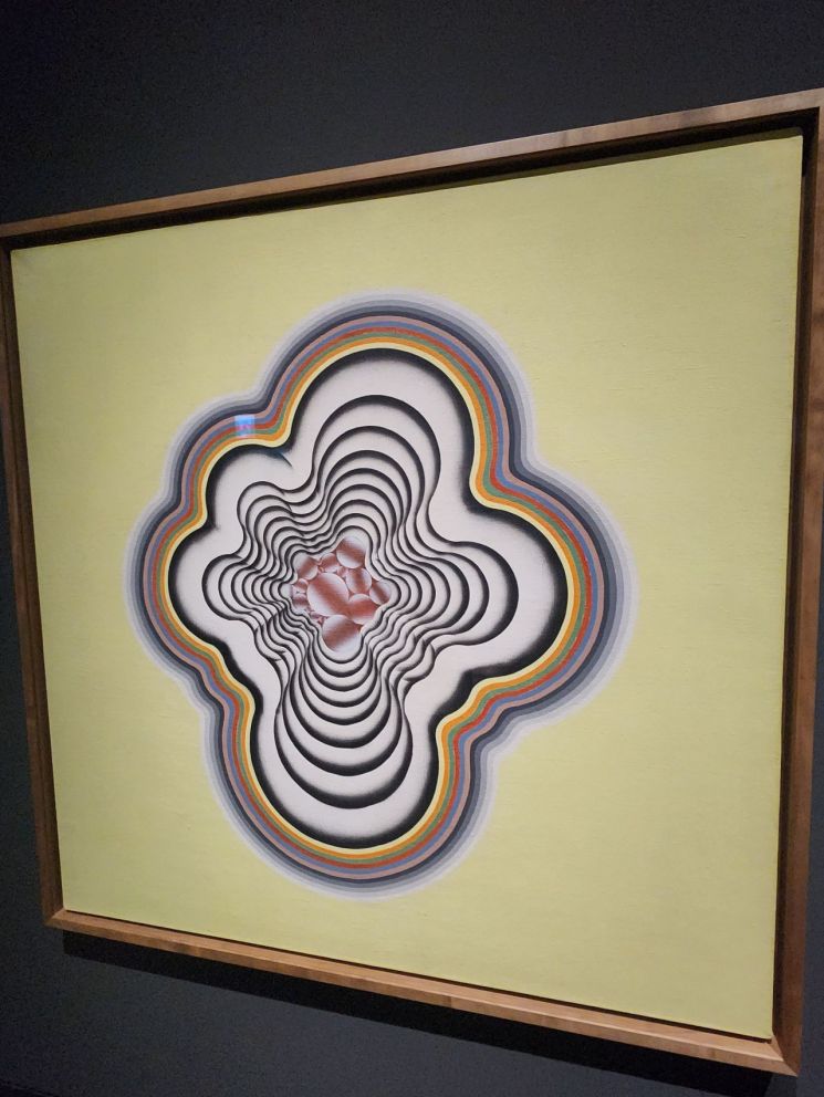 김창열 '구성'(1970), 1965년 뉴욕으로 건너간 이후 앵포르멜의 두터운 질감에서 벗어나, 정제된 화면 위에 기하학적 형태와 착시적 공간감의 조형 실험을 전개하기 시작함. 서믿음 기자