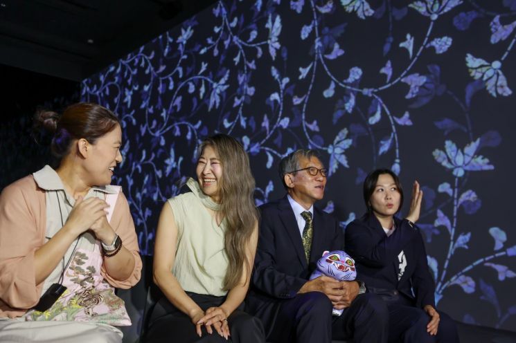 지난 21일 서울 용산구 국립중앙박물관은 예방한 넷플릭스 애니메이션 '케이팝 데몬 헌터스'의 메기 강 감독(왼쪽 두번째)이 유홍준 관장(왼쪽 세번째)과 함께 디지털 실감영상관에서 관계자 설명을 들으며 영상을 감상하고 있다. 연합뉴스