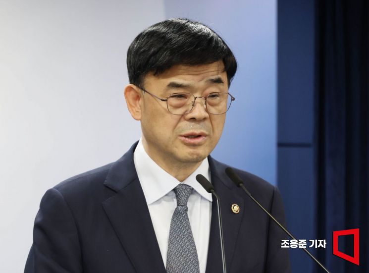 이상경 국토교통부 1차관이 21일 서울 종로구 정부서울청사에서 '외국인 토지거래허가구역 지정' 관련 브리핑을 하고 있다. 2025.8.21 조용준 기자