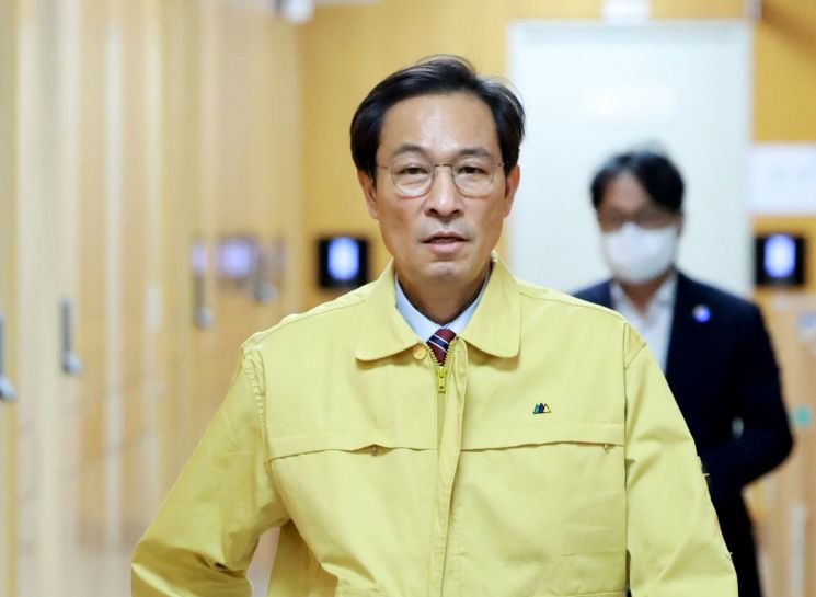 우상호 대통령실 정무수석이 21일 서울 용산 대통령실 청사에서 열린 8차  수석·보좌관 회의에 참석하고 있다. 연합뉴스