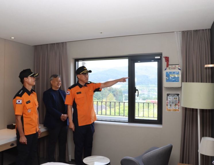 김재병 경기도소방재난본부장이 21일 이천 한 대형호텔을 찾아 화재 안전점검을 하고 있다. 경기도소방재난본부 제공