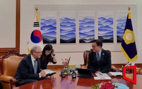 마이크로소프트 창업자이자 게이츠재단 이사장인 빌 게이츠(사진 왼쪽)가 21일 서울 여의도 국회의장실을 찾아 우원식 국회의장과 면담하고 있다. 문혜원 기자