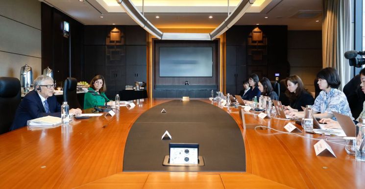 빌 게이츠 게이츠재단 이사장이 21일 서울의 한 호텔에서 외교부 출입기자단과 간담회를 하고 있다. 외교부 공동취재단