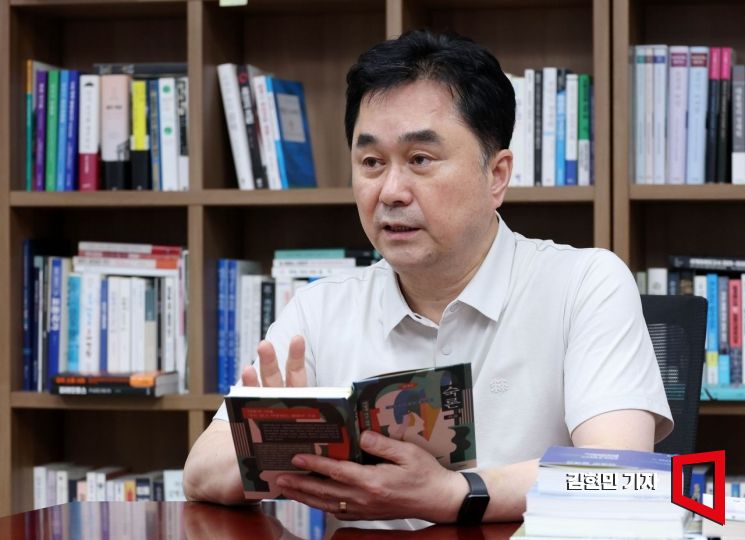 김종민 무소속 의원이 국회 의원회관에서 아시아경제와 인터뷰를 하고 있다. 2025.8.21 김현민 기자