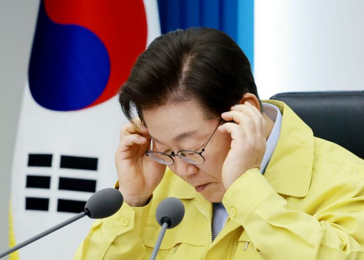 이재명 대통령이 21일 서울 용산 대통령실 청사에서 열린 8차  수석·보좌관 회의에 입장해 안경을 바꿔 쓰고 있다. 연합뉴스
