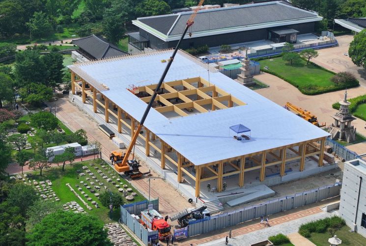 21일 경북 경주시 경주국립박물관에서 언론인 초청 APEC 현장 준비상황 설명회가 열린 가운데 APEC 정상회의 만찬장 조성 공사가 진행되고 있다. 연합뉴스