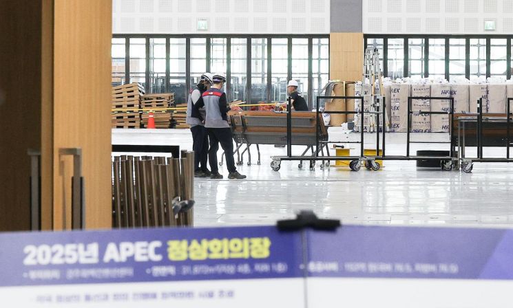 21일 경북 경주시 화백컨벤션센터(HICO)에서 언론인 초청 APEC 현장 준비상황 설명회가 열린 가운데 정상회의장 준비 공사가 진행되고 있다. 연합뉴스