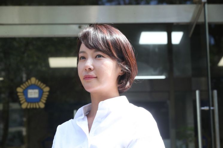 황정음이 21일 결심 공판에서 징역 3년을 구형받고 법원을 나오고 있다. 연합뉴스