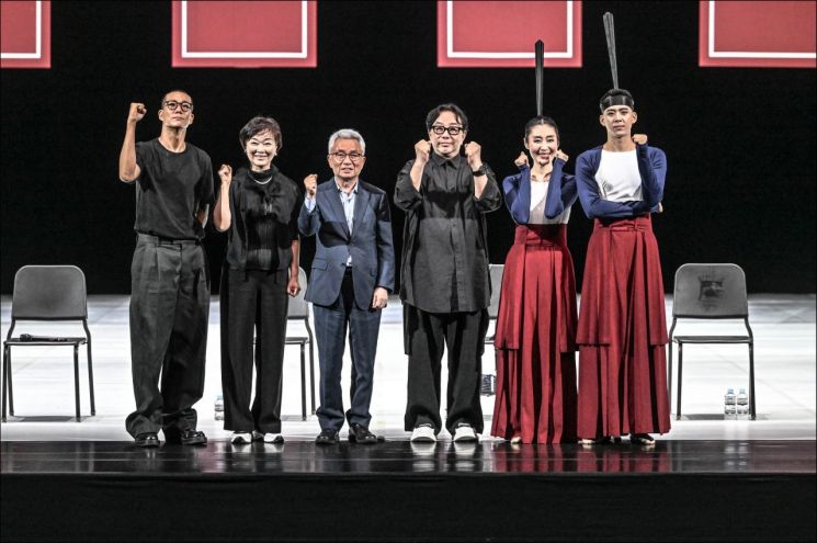 김성훈 안무가, 정혜진 안무가, 안호상 세종문화회관 사장, 정구호 연출, 김경애 서울시무용단 무용수, 최태헌 서울시무용단 무용수(왼쪽부터)가 21일 세종문화회관 대극장에서 '일무' 전막 시연 및 프레스콜을 마친 뒤 기념사진을 찍고 있다.   [사진 제공= 세종문화회관]