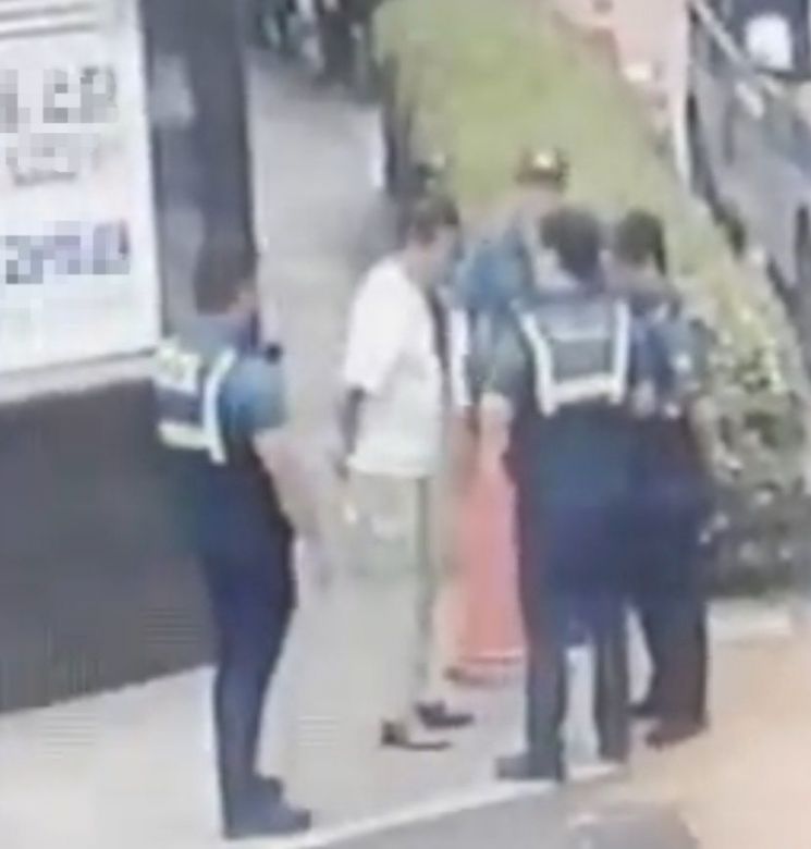 지난 20일 경찰이 서울 관악구 신림역 일대에서 가상화폐 사기 수배범에 대한 신분을 확인하고 있다. 서울경찰청