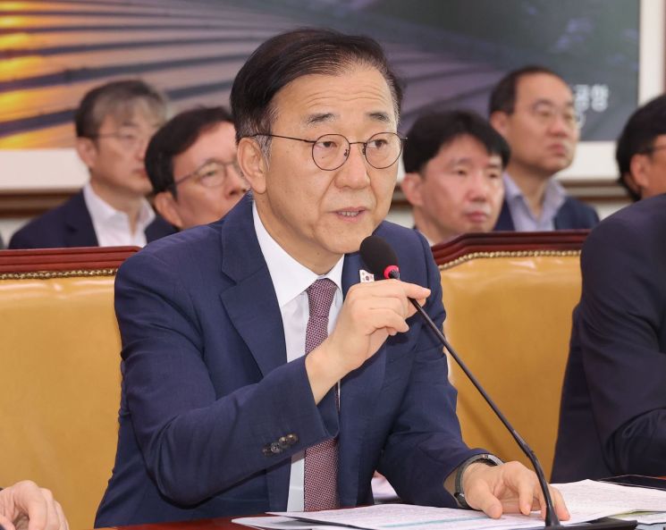 김윤덕 국토교통부 장관이 21일 국회에서 열린 국토교통위원회 전체회의에 참석해 의원 질의에 답변하고 있다. 연합뉴스