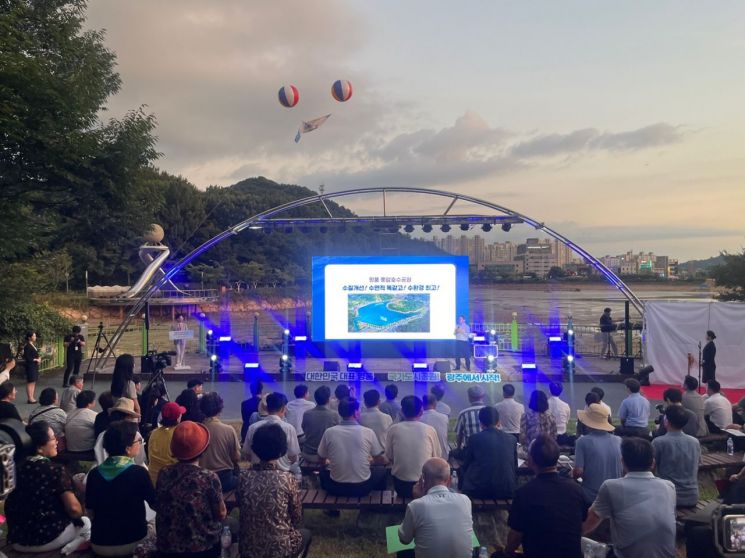 21일 오후 광주 서구 풍암호수 야외무대에서 열린 ‘명품 호수공원 조성 및 국가도시공원 비전 선포식’에서 강기정 광주시장이 발언하고 있다. 송보현 기자