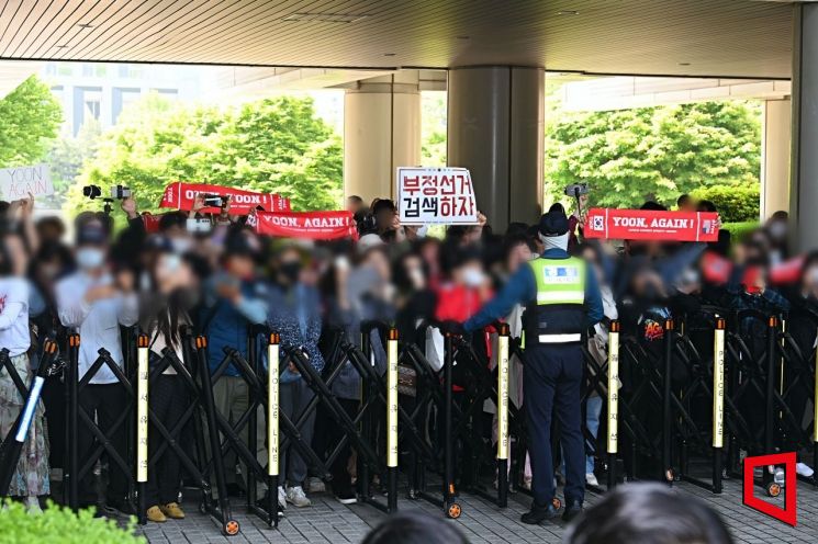 윤석열 전 대통령이 지난 5월12일 오전 서울 서초구 중앙지방법원에서 열린 내란 우두머리 혐의, 직권남용 권리행사방해 혐의 사건 3차 공판에 출석한 가운데 지지자들이 윤석열을 연호하고 있다. 사진공동취재단