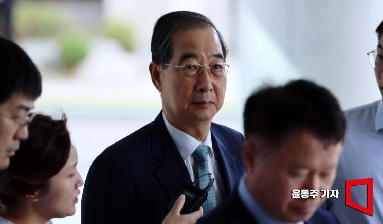 한덕수 전 국무총리가 22일 '12·3 비상계엄' 관련 내란·외환 사건을 수사하는 조은석 특별검사팀 사무실이 마련된 서울 서초구 서울고등검찰청으로 출석하고 있다. 2025.08.22 윤동주 기자