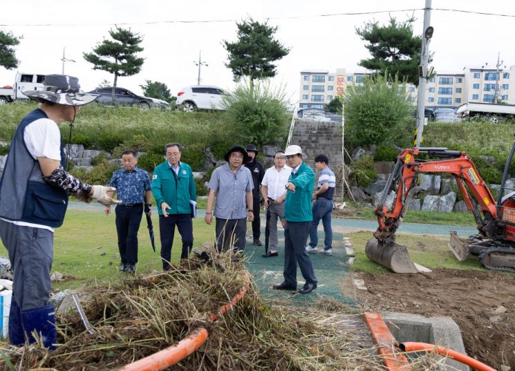 지난 7월 김돈곤 군수가 집중호우 피해지역을 점검하고 있다.청양군청