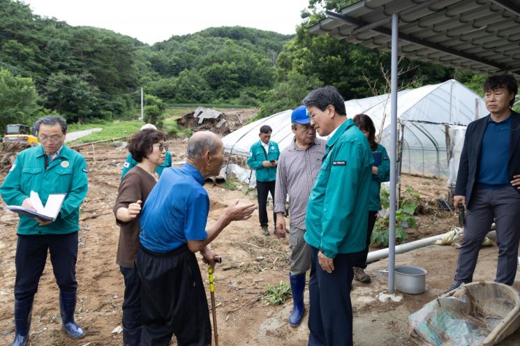 지난 7월 김돈곤 군수가 집중호우 피해지역을 점검하고 있다./청양군청