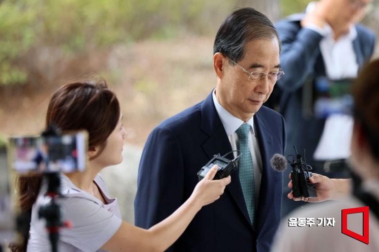 한덕수 전 국무총리가 22일 '12·3 비상계엄' 관련 내란·외환 사건을 수사하는 조은석 특별검사팀 사무실이 마련된 서울 서초구 서울고등검찰청으로 출석하고 있다. 2025.08.22 윤동주 기자