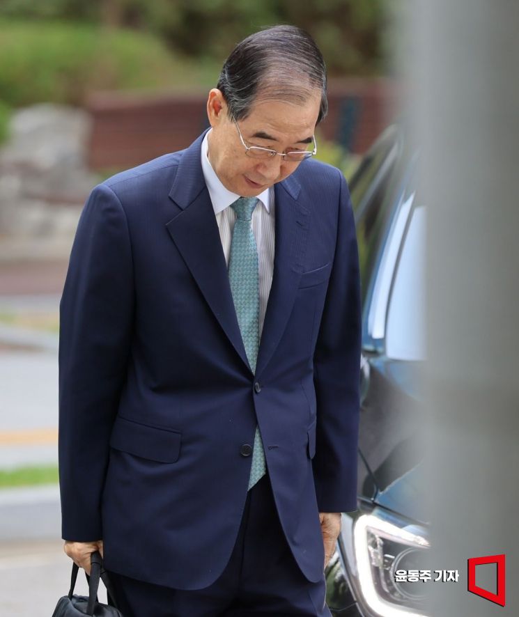 한덕수 전 국무총리가 지난 22일 12·3 비상계엄 관련 내란·외환 사건을 수사하는 조은석 특별검사팀 사무실이 마련된 서울 서초구 서울고등검찰청으로 출석하고 있다. 윤동주 기자