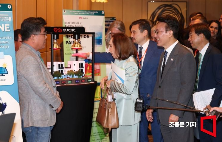 [포토] 기후테크기업 부스 둘러보는 김민석 총리