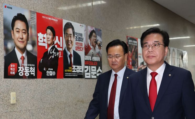 국민의힘 송언석 비상대책위원장 겸 원내대표가 22일 국회에서 열린 원내대책회의에 참석하고 있다. 연합뉴스