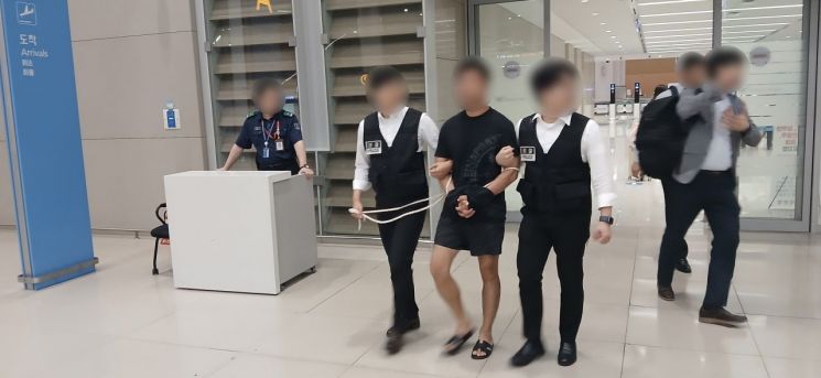 대기업 회장·연예인도 당했다…계좌서 380억 빼돌린 범죄조직 총책 송환