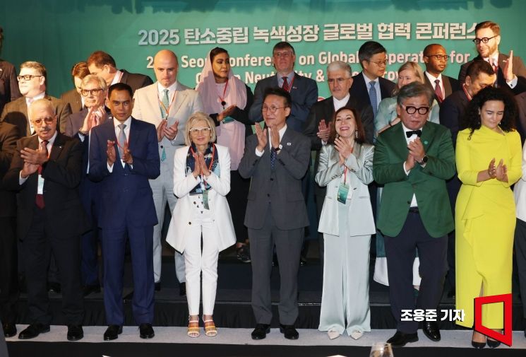 [포토] 탄소중립 컨퍼런스 박수치는 김민석 총리