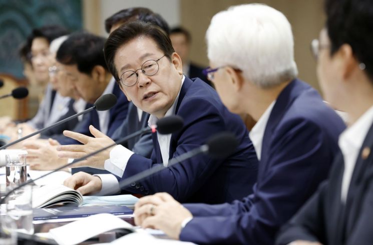 대한민국 미래를 책임질 역대 최대 R&D 예산 35.3조 확정! 이 대통령, 과학기술 투자의 중요성 강조