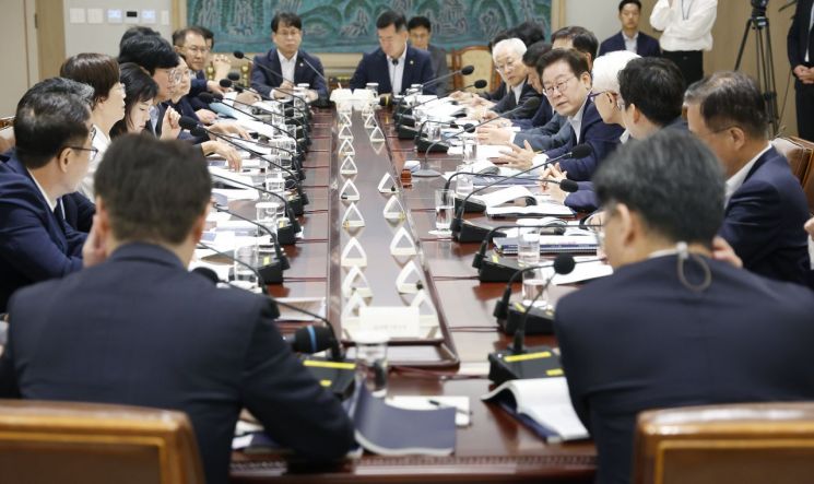 내년 'R&D 예산' 35.3조, 역대 최대…李대통령 "과학기술 투자, 국가 미래 결정"(종합)