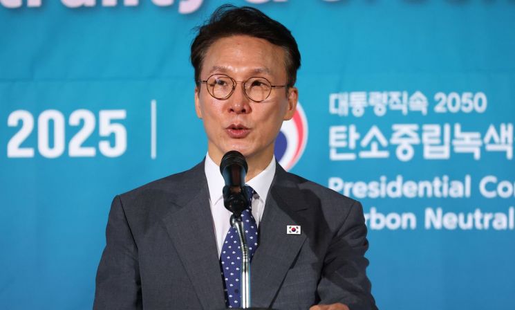 김민석 국무총리가 22일 서울 종로구 포시즌스 호텔에서 열린 2025 탄소중립 녹색성장 글로벌 협력 콘퍼런스 개회식에서 개회사를 하고 있다. 2025.8.22 연합뉴스