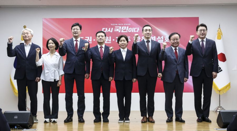 국민의힘 최고위원 후보들이 14일 서울 여의도 국민의힘 중앙당사에서 열린 제6차 전당대회 수도권·강원·제주 합동연설회에서 기념촬영을 하고 있다. 왼쪽부터 김근식, 최수진, 손범규, 김태우, 양향자, 김민수, 김재원, 신동욱 최고위원 후보. 2025.8.14 김현민 기자