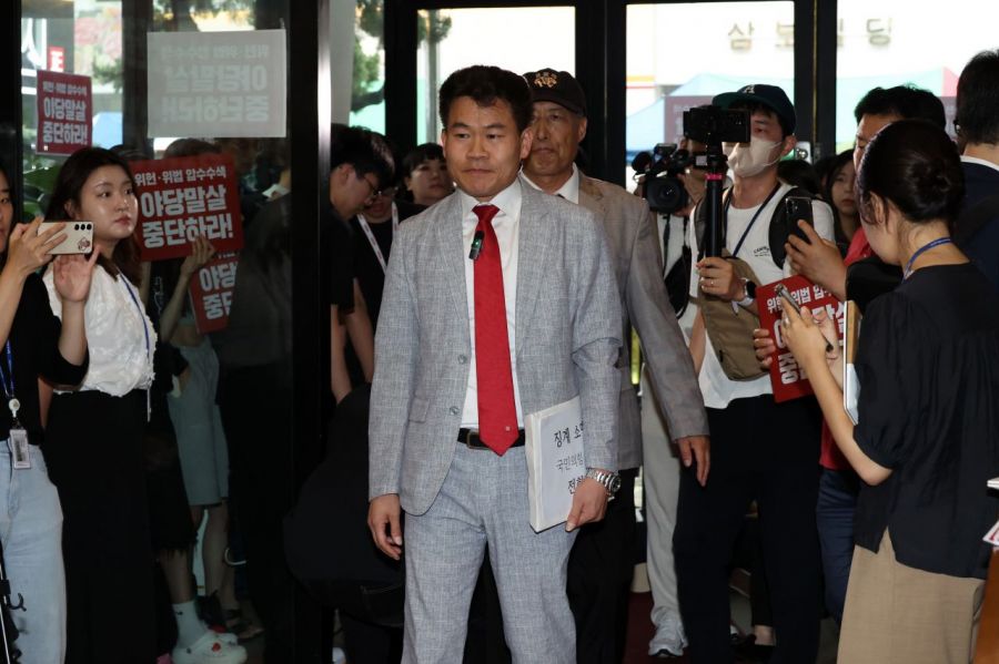 전한길 전 한국사 강사가 14일 서울 여의도 국민의힘 중앙당사에서 열린 중앙윤리위원회에 출석을 위해 당사로 들어서고 있다. 2025.8.14 김현민 기자