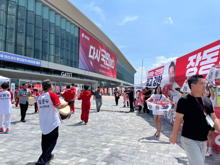 22일 정오께 충북 청주시 오스코 앞에서 김문수 전 장관과 장동혁 의원 지지자 간 응원 경쟁이 펼쳐지고 있다. 장보경 기자