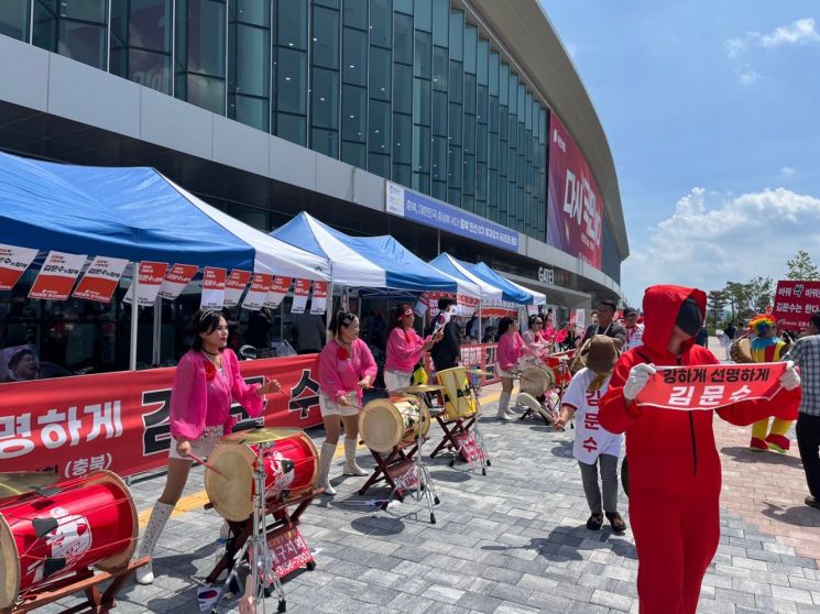 붉은 상의로 멋을 김문수 전 장관 지지자들은 신나는 음악에 맞춰 춤을 추고 피켓을 흔들며 현장 열기를 한층 더했다. 장보경 기자