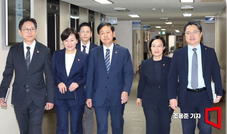 [포토] 밝은표정의 경제관계 장관들