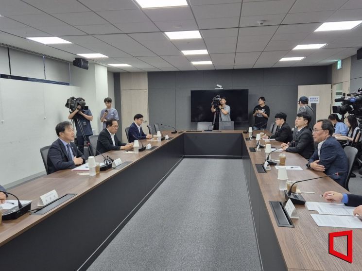지난 21일 서울 중구 T타워에서 제4차 수련협의체 회의가 열리고 있다. 이 자리에는 이형훈 보건복지부 제2차관(왼쪽 첫번째)과 한성존 대한전공의협의회 비대위원장(오른쪽 두번째) 등 복지부와 의료계 관계자들이 참석했다. 최태원 기자