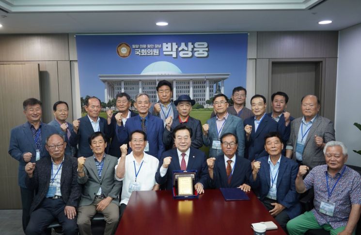 의병 후손 모현계, 국회방문… 박상웅 의원에게 감사패 전달