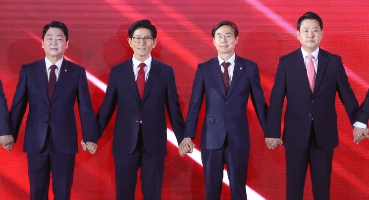 22일 충북 청주시 흥덕구 청주오스코에서 열린 국민의힘 제6차 전당대회에서 안철수(왼쪽부터), 김문수, 조경태, 장동혁 당 대표 후보가 기념 촬영하고 있다. 연합뉴스
