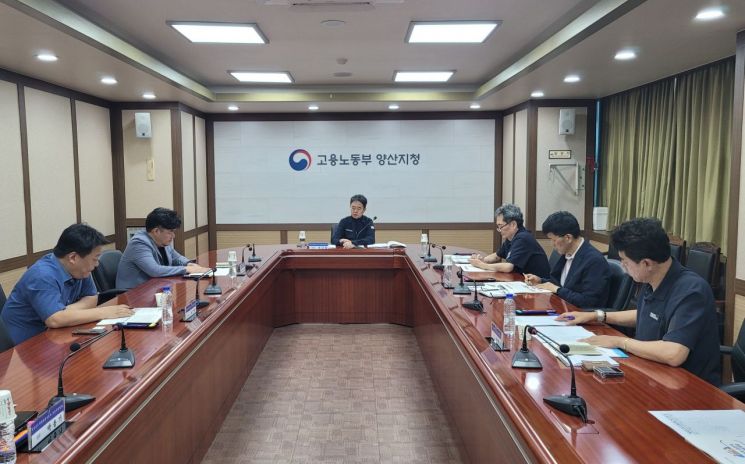 고용노동부 양산지청과 안전보건공단 경남동부지사는 22일 양산지청 컨벤션홀에서 한국교통안전공단 경남본부와 경남도 운송사업 3개 협회와 간담회를 개최했다. 안전보건공단 제공