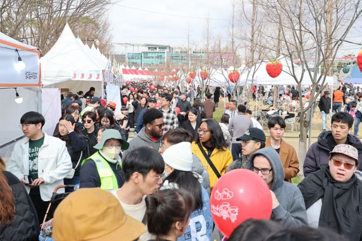 논산 세계딸기산업 엑스포… 5천억 경제효과, 청년 일자리 2천개