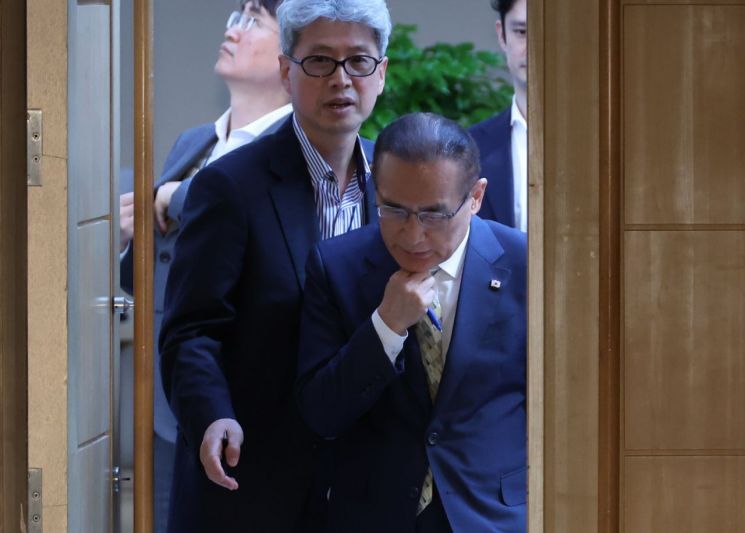 위성락 국가안보실장이 22일 서울 용산 대통령실에서 열린 현안 관련 기자간담회장에 들어서고 있다. 연합뉴스