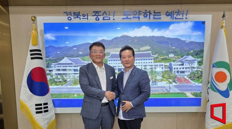 김학동 예천군수(왼쪽)와 본지 기자의 만남