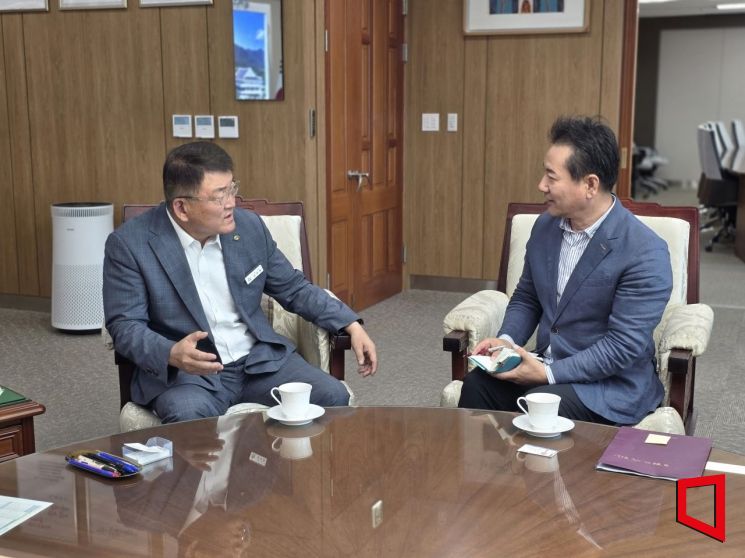 김학동 예천군수가 본지 기자와 인터뷰 하고 있다.