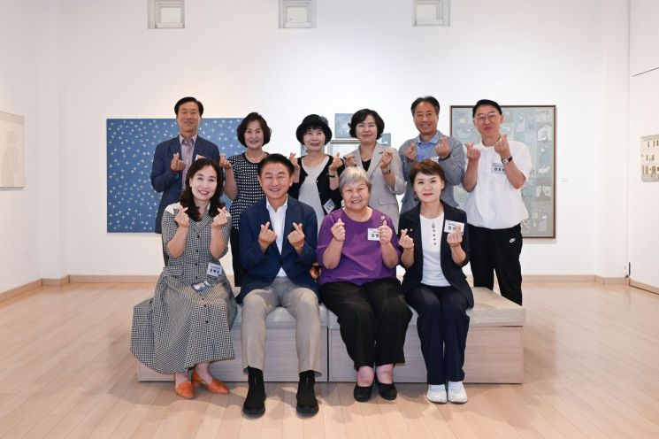 김동근 의정부시장이 지난 22일 백영수미술관을 방문해 호원권역 주민들과 간담회를 가진 뒤 함께 기념사진을 찍고 있다. 의정부시 제공