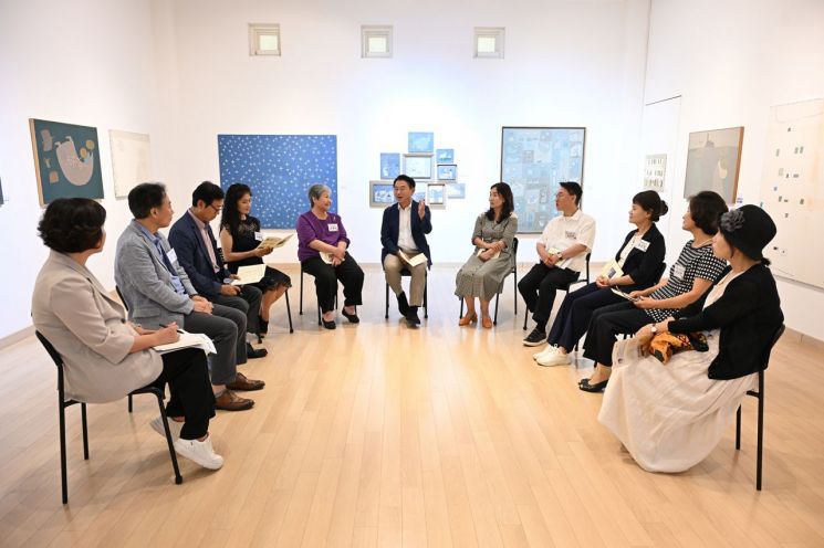 김동근 의정부시장이 지난 22일 백영수미술관을 방문해 호원권역 주민들과 소통하고 있다. 의정부시 제공
