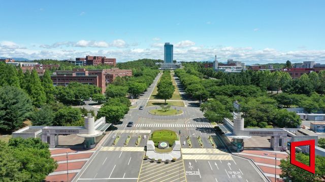 "두 번째 부모님이 함께한 졸업식"