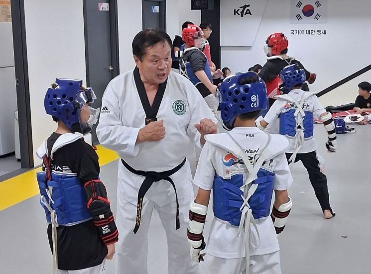 안용규 전 한국체육대학교 총장이 어린이들에게 태권도를 가르치고 있다.