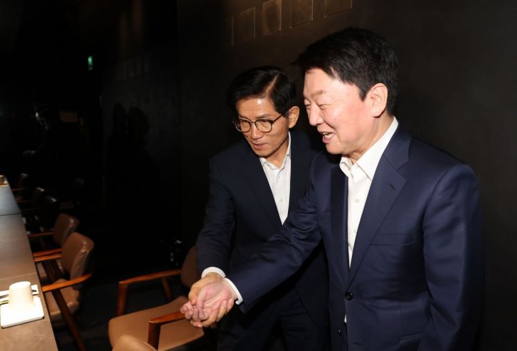 국민의힘 김문수 당 대표 후보와 안철수 의원이 23일 서울 여의도의 한 식당에서 만나고 있다. 연합뉴스